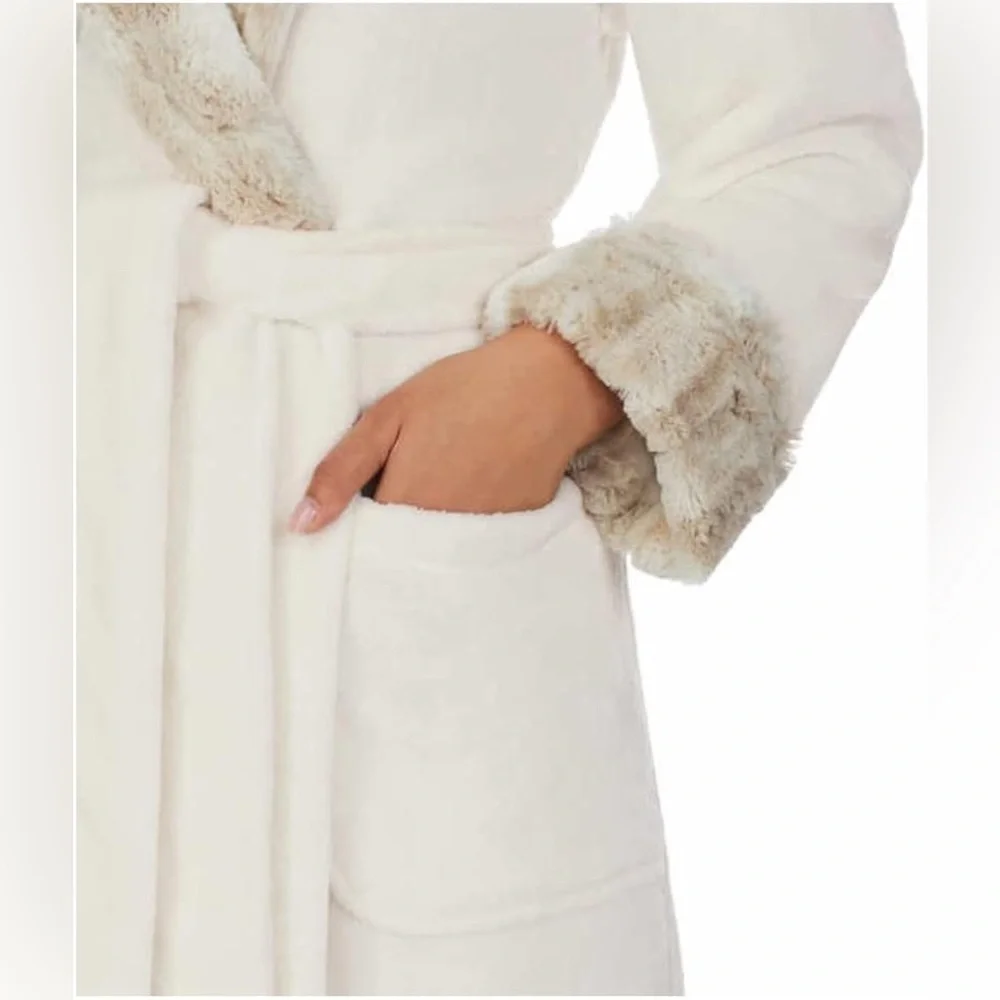 Carol Hochman Ivory Plush Robe - L
